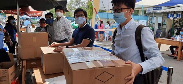 Y khoa Đồng Xuân tặng 1000 khẩu trang cho Bệnh viện Q2 TP.HCM chống dịch Covid 19